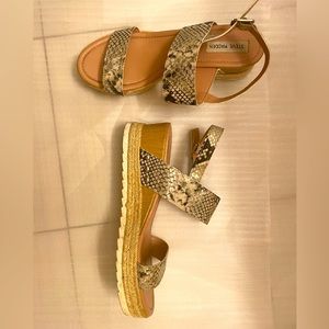 Faux snakeskin sandals with gold metallic color.